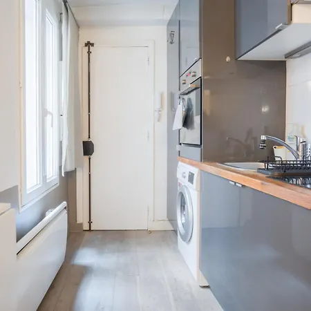 New & Cosy Studio Apt For 2 *